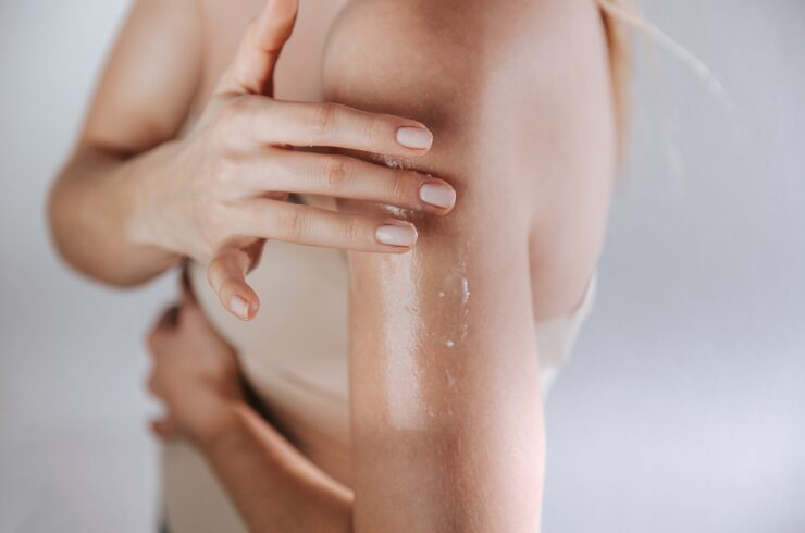 French winter body skincare-Woman applying moisturizing cream on her skin